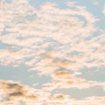 心が休まる穏やかな空に浮かぶ雲