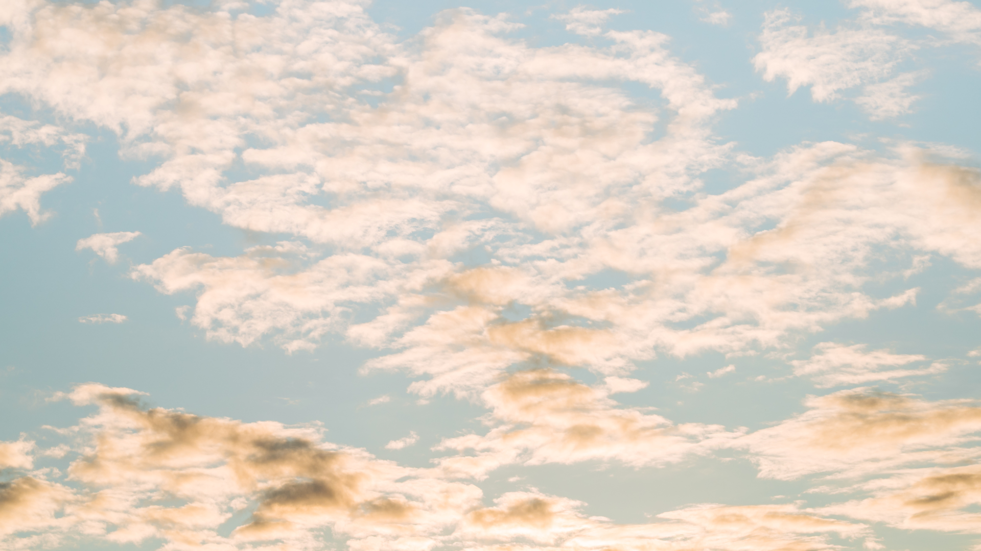 心が休まる穏やかな空に浮かぶ雲
